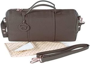 Pasito a Pasito. Bolsa para Carro de Bebé London. Bolsa Canastilla de polipiel con Cambiador. Práctica, elegante y espaciosa para llevar lo necesario en el paseo. Color Marrón. Medidas 38x28x16 cm.