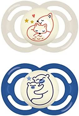 MAM Juego de 2 chupetes Night para prevenir la deformación de los Dientes, chupetes de Silicona ultrafinos y Flexibles, Brillan en la Oscuridad, 6-16 Meses, Zorro/Oso